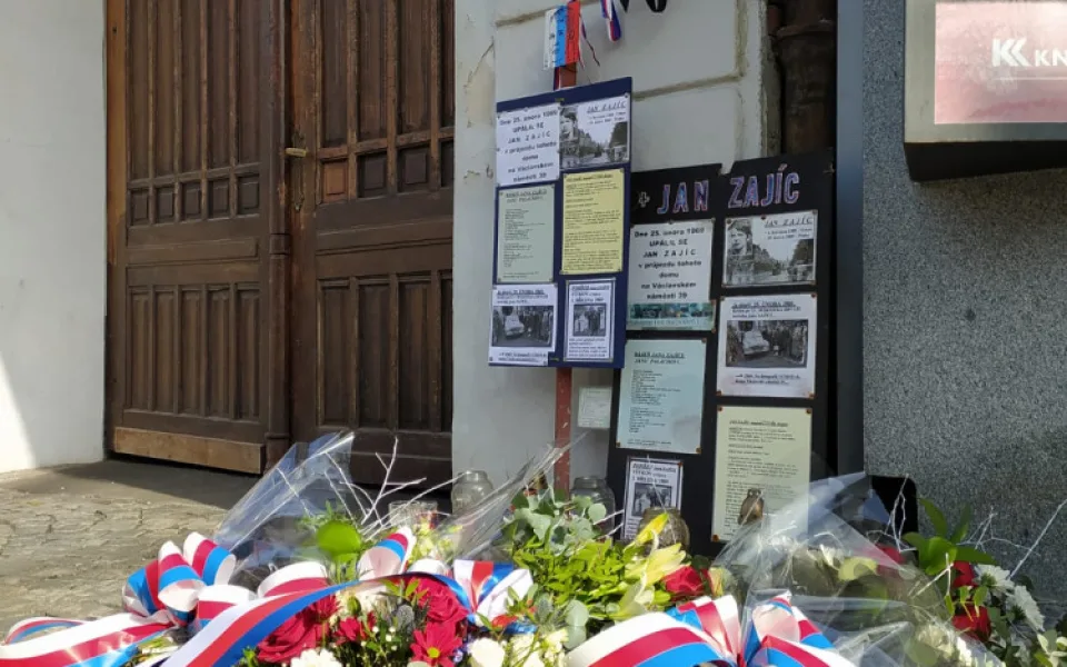 Politici dnes dopoledne na Václavském náměstí uctili památku Jana Zajíce, který se na protest proti režimu upálil před 52 lety