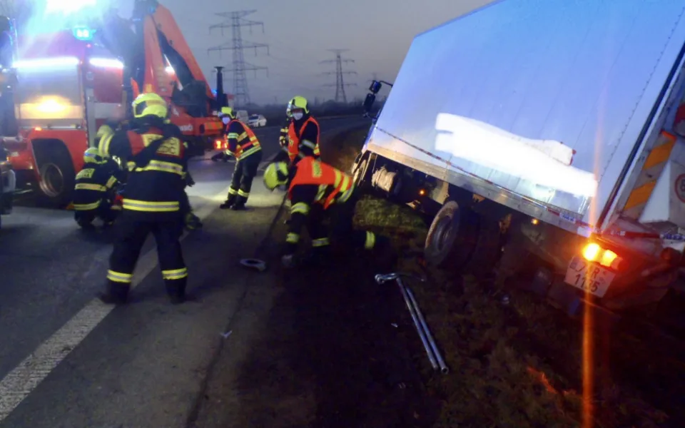 Dnešní srážka motorky s nákladním autem v Praze skončila tragicky