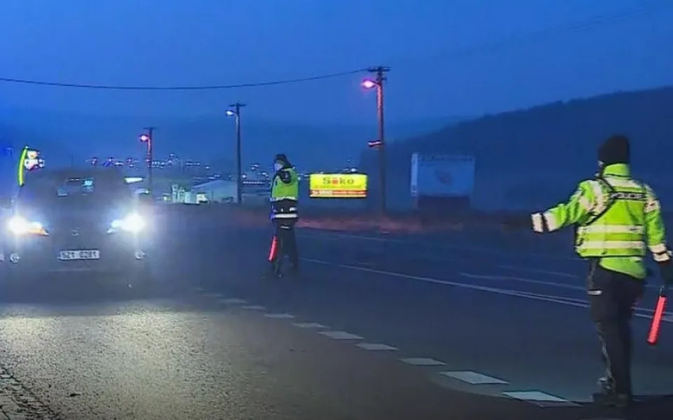 Pražští policisté kvůli omezení pohybu již od půlnoci kontrolují příjezdy