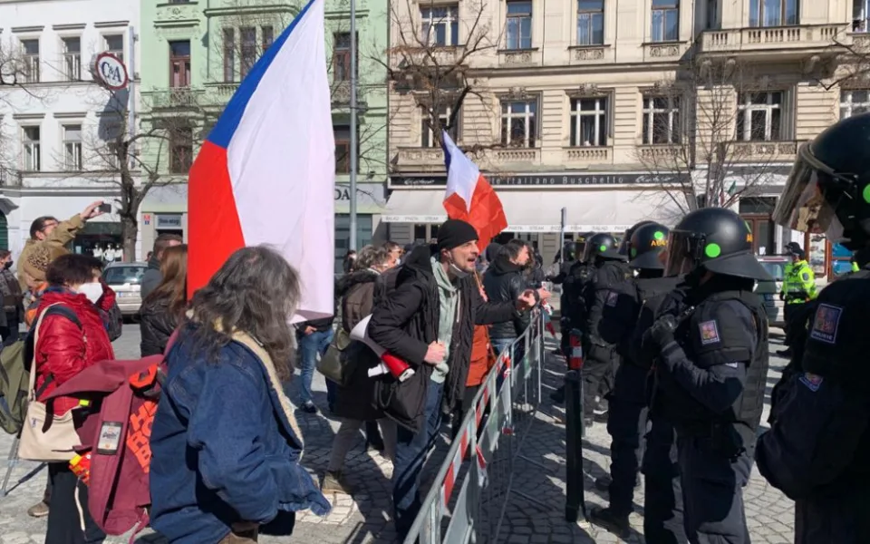 V Praze protestují stovky lidí. Policisté kvůli demonstracím uzavřeli Václavské i Staroměstské náměstí