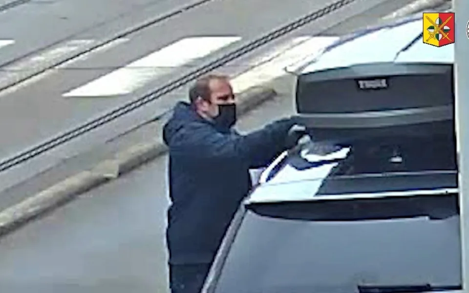 Policisté pátrají po zloději „rakví“. Neznámý pachatel krade střešní boxy ze zaparkovaných aut