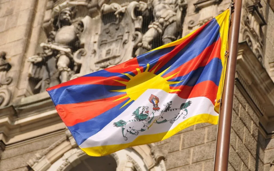 Na pražském magistrátu bude vlát tibetská vlajka. Připomene krvavé protičínské povstání