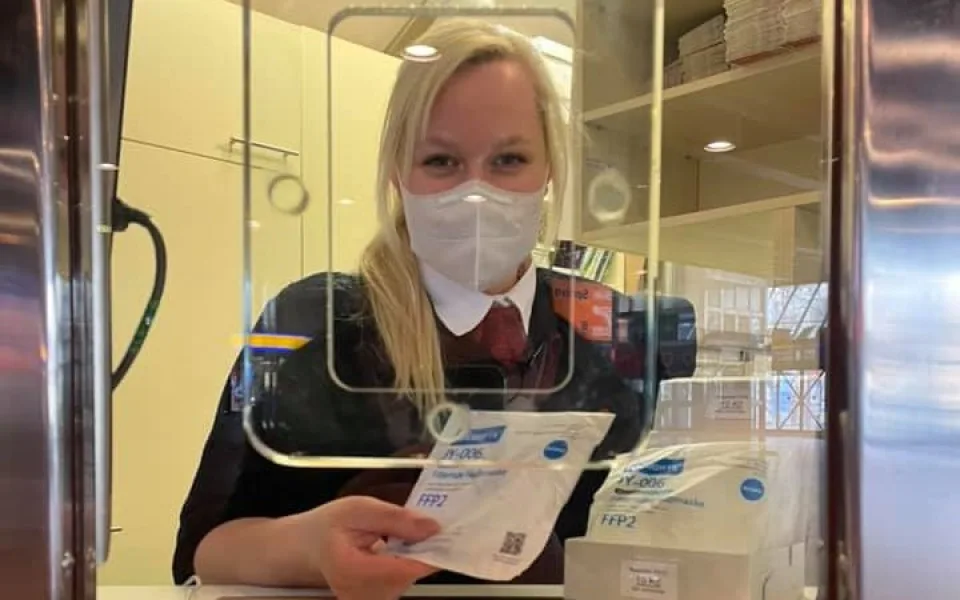 Respirátor za deset korun lze koupit na čtyřiceti místech pražské MHD