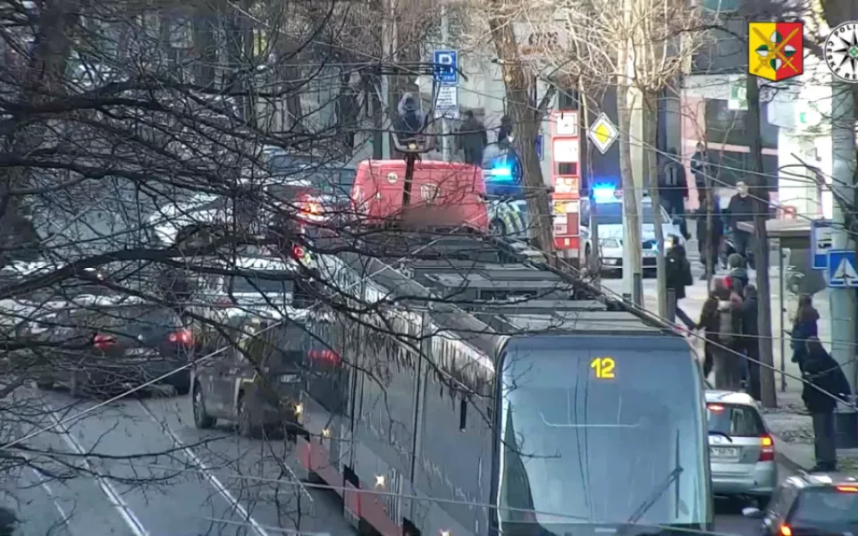 Muž vyhrožoval, že najede autem do lidí a spáchá sebevraždu. Byl pod vlivem drog
