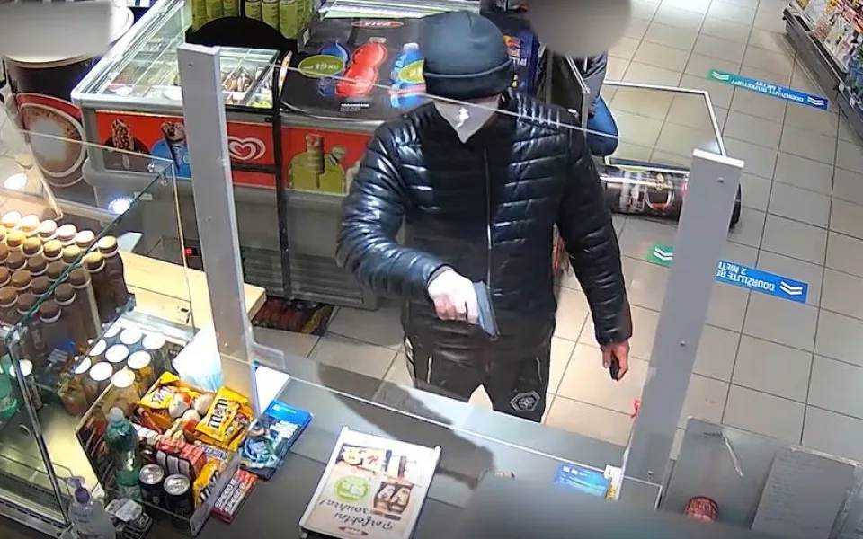 Muž se zbraní vyloupil benzinku. Pátrá po něm policie