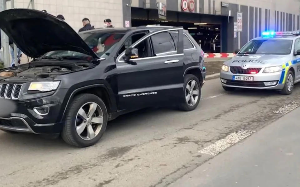 Policisté v Praze zastavili auto. Řidič byl pod vlivem opiátů, žena si vezla pervitin a heroin