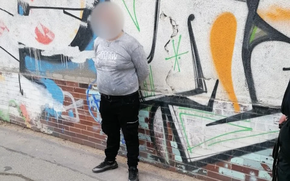 Muž s pěti zákazy řízení policistům ujížděl na motorce