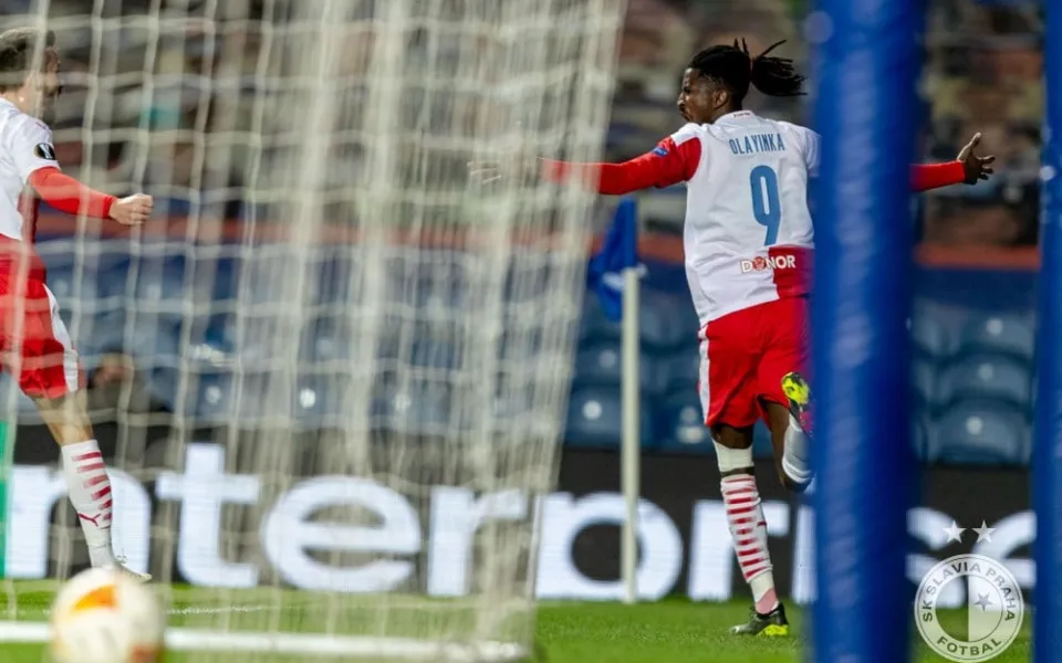 Tvrdý fotbal, dvě červené a zranění brankáře. Slavia je ve čtvrtfinále Evropské ligy!