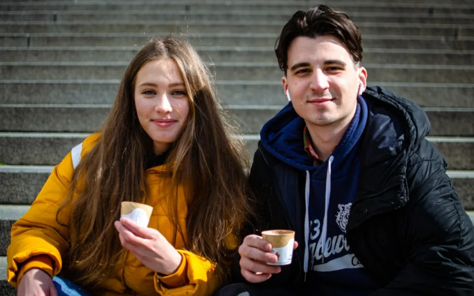 Slaný kelímek na pivo, sladký na kávu. Studenti z Prahy vyrábí jedlé kelímky