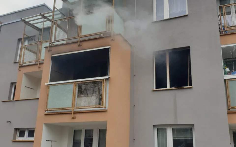 Hasiči museli evakuovat 20 lidí kvůli požáru domu v Bohnicích