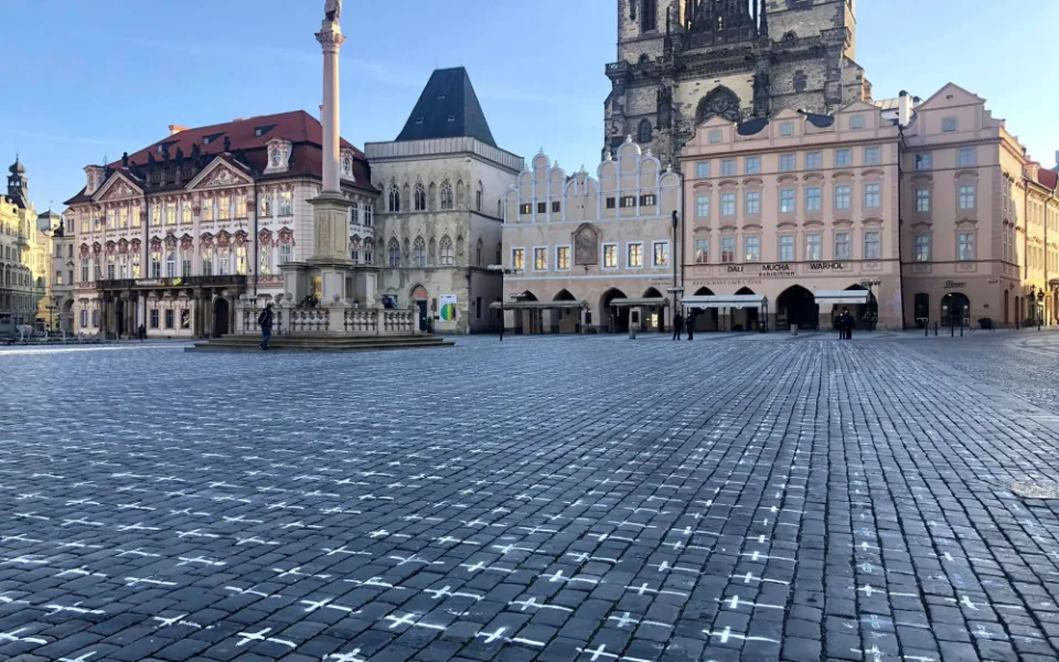 Na Staroměstském náměstí se objevilo přes 24 tisíc křížů. Jeden za každého, kdo zemřel s covidem