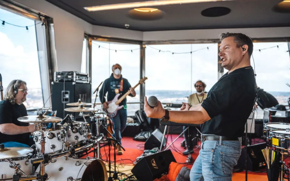 V Žižkovské věži hráli Monkey Business, Mig21 i Ewa Farna. Záznam festivalu je k vidění online