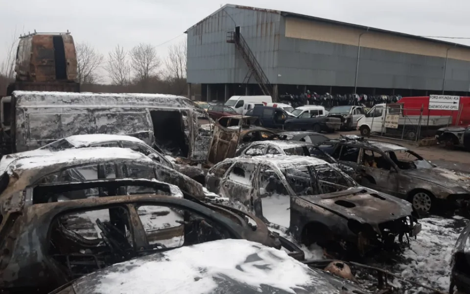 Při požáru vrakoviště u Prahy shořelo 28 aut. Škoda je pět milionů