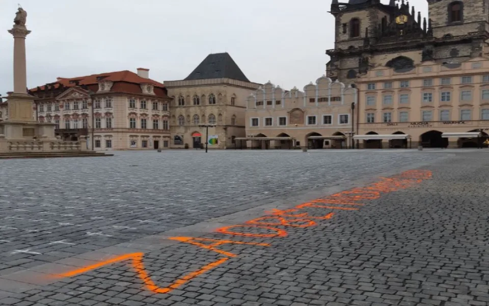 Za oběti neschopné vlády! Ke křížkům na Staromáku přibyl nápis, po jehož autorech pátrá policie
