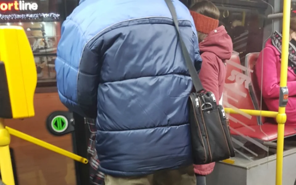 Muž masturboval před ženou v pražském autobuse. Pátrá po něm policie
