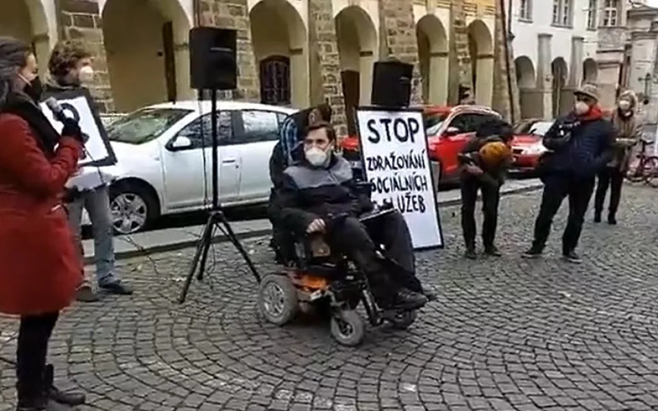 Proti zdražení sociálních služeb protestovaly desítky lidí