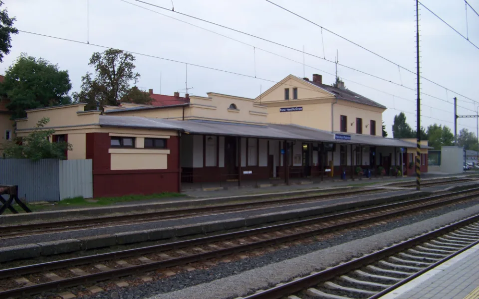 V Horních Počernicích vykolejil ráno vlak. Hodinu a půl tudy nejezdily soupravy