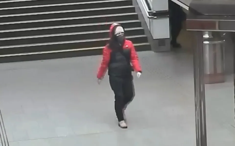 Útočnice zbila jinou ženu pěstmi kvůli špatně nasazené roušce v metru. Pátrá po ní policie