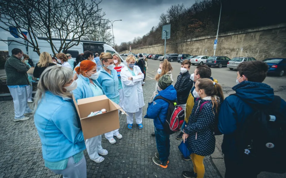 Pražští školáci napekli sladkosti pro zdravotníky. Potěšili personál nemocnice na Homolce
