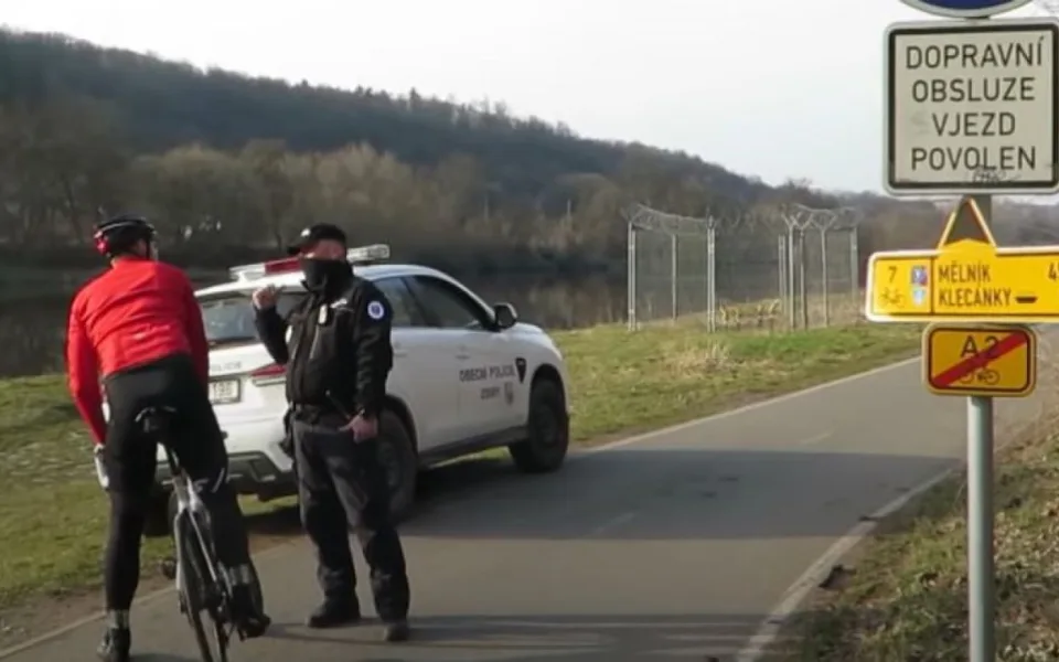 Policista otáčel lidi uprostřed stezky. Cyklisti do nás najíždějí a nadávají nám, říká vedoucí strážník