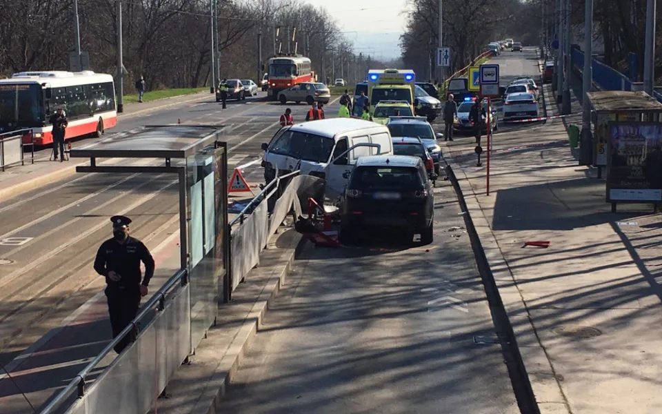 Dodávka v Praze 6 najela do lidí na zastávce. Šest osob je zraněno