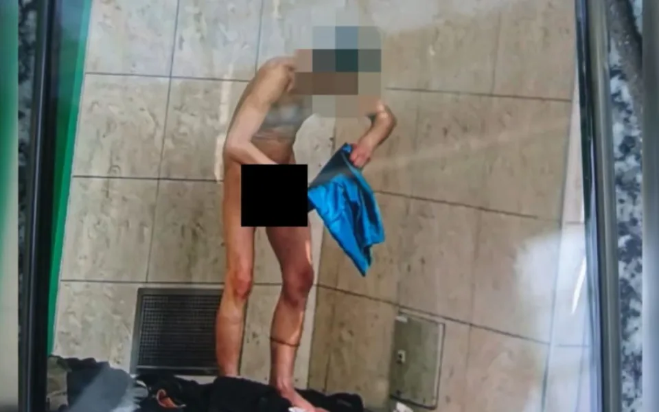 Nahý muž měl masturbovat v metru. Nakonec se ukázalo, že se drbe kvůli parazitům