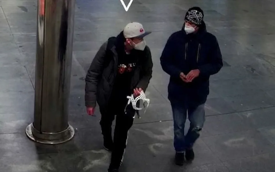 Muž se vloupal do auta a z ukradených karet s komplicem vybíral peníze. Pátrá po nich policie