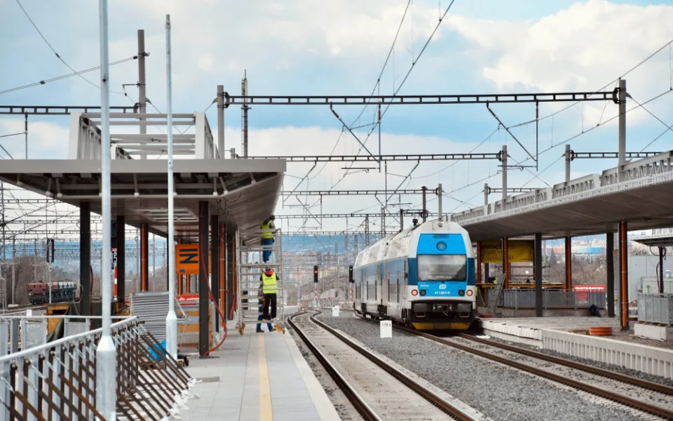 Železniční stanice Praha-Zahradní Město a přestupní uzel MHD bude sloužit od září. Podívejte se, jak vypadá jeho výstavba