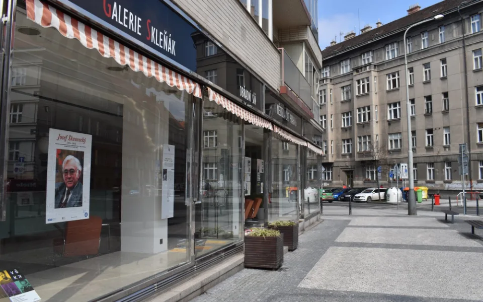 V Galerii Skleňák v Praze 6 je možné zhlédnout výstavu věnovanou Josefu Škvoreckému