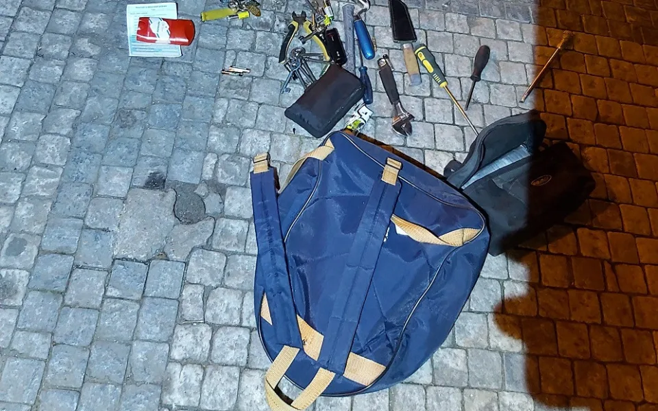 Muži s batohem plným „nářadí“ prý čekali na kamarádku