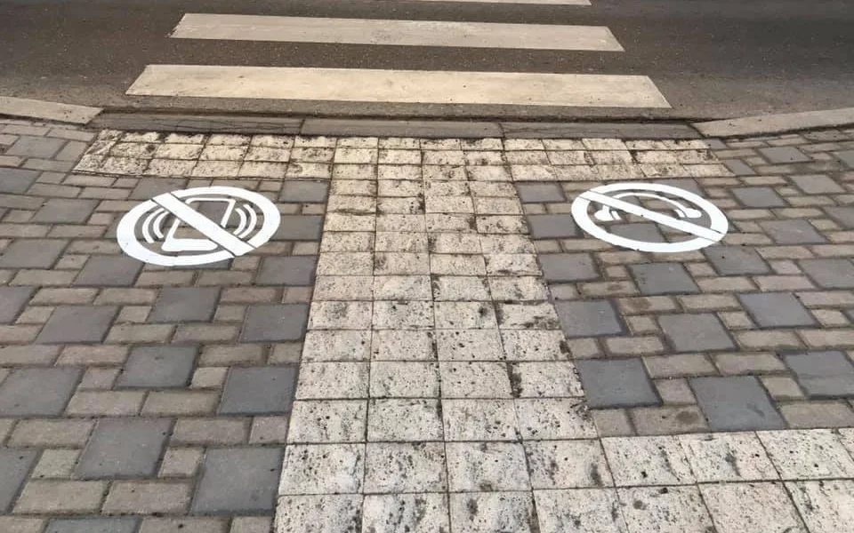 Praha 14 udělala u přechodů výstražné obrázky, mají zvýšit bezpečnost