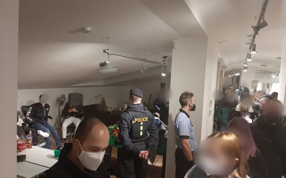 Na párty v centru Prahy bylo 56 osob. Hlasitě se bavící lidi udali policistům sousedi