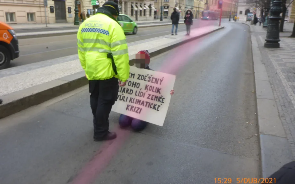 Mladík klečel uprostřed silnice a blokoval dopravu. Odvést ho museli strážníci