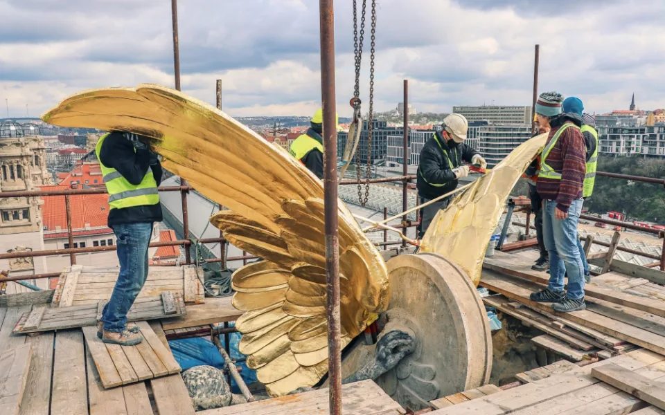 Plastika zlatých křídel z roku 1907 opět zdobí Fantovu budovu