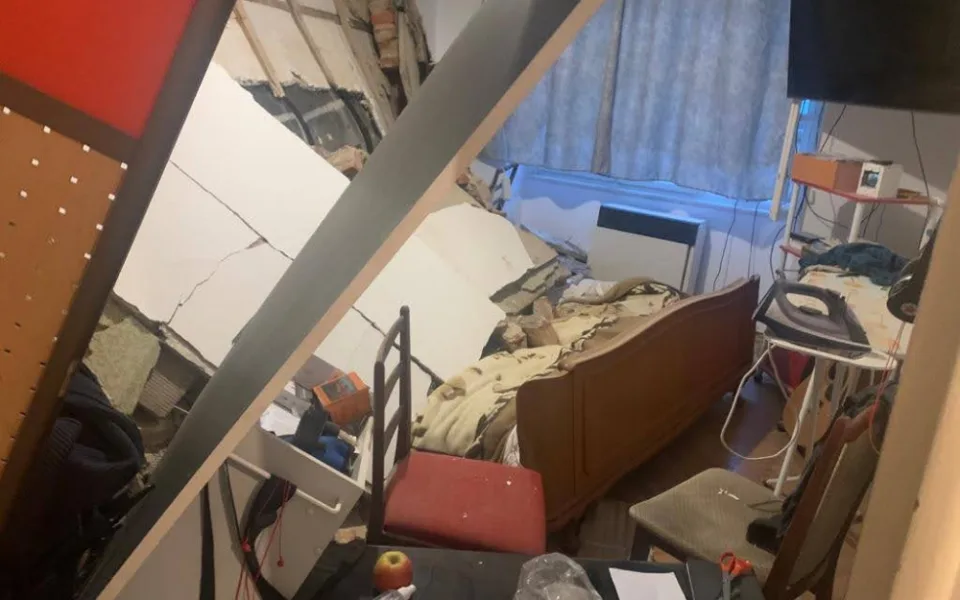 V Praze praskla zeď bytového domu a část se zřítila. Hasiči evakuovali přes dvacet lidí