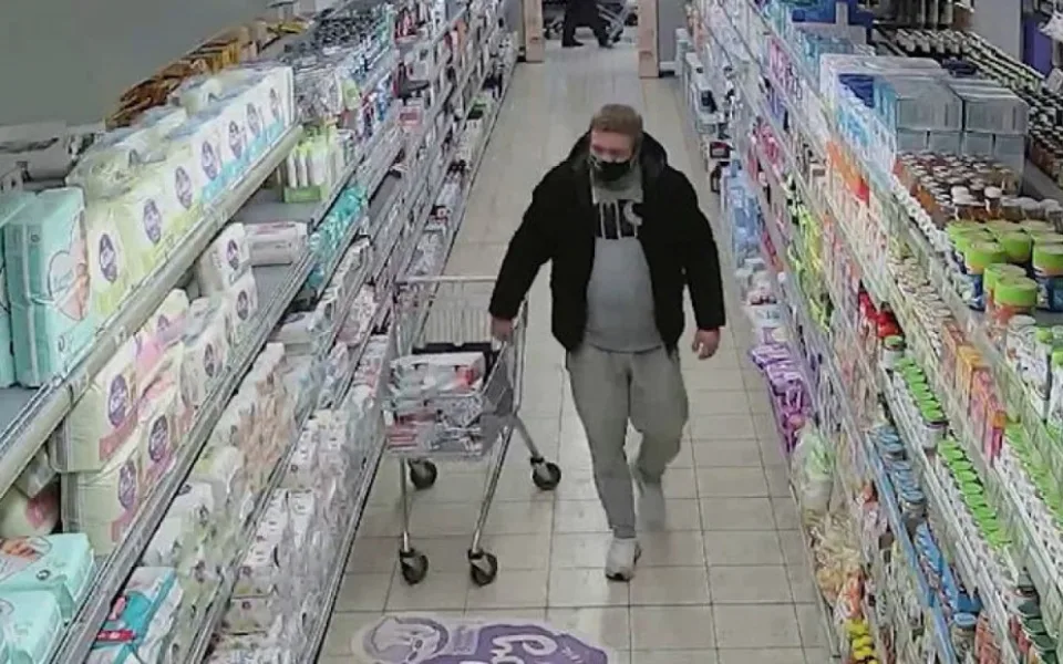 Policisté pátrají po muži, který kradl zboží v obchodním domě