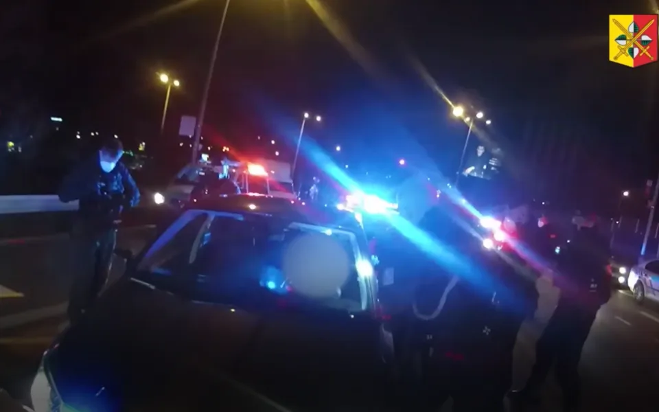Řidička ujížděla policii až 180 kilometrovou rychlostí. Najížděla na policejní vůz