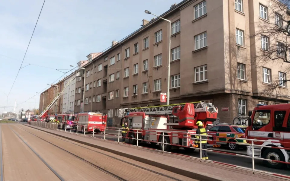 V Praze hořel byt. Jedenáct lidí je zraněno, dva jsou ve vážném stavu