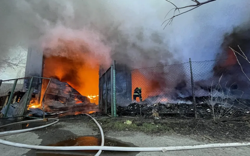 V Praze hoří hala, požár blokuje dopravu v celé oblasti. Nevětrejte, varují chemici