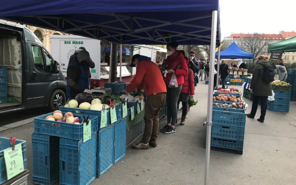 Trhy na Jiřáku jsou zpět. Tlačenice se nekonala, zákazníci dodržují pravidla