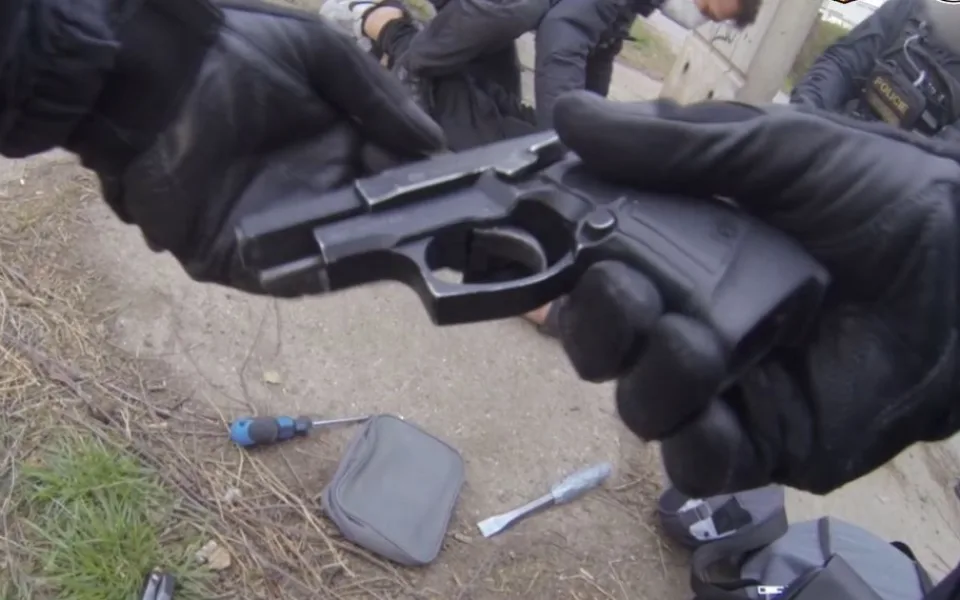 Muž s pistolí v ruce se vloupal do obytného domu. Policisté ho zadrželi krátce po činu