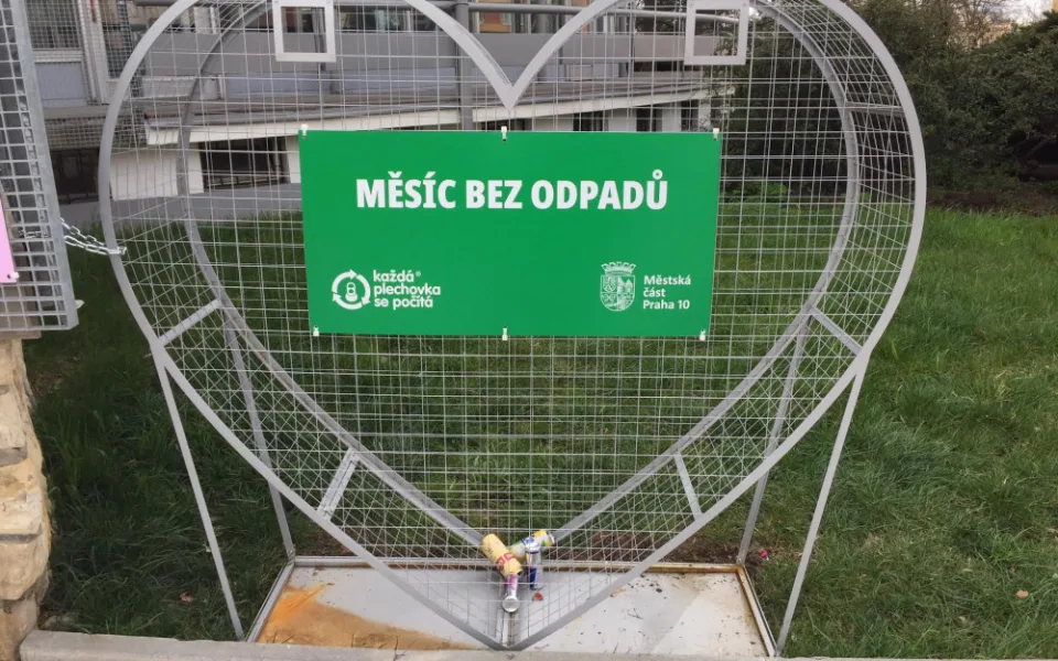 Velké srdce vzniklo na Zahradním Městě v Praze 10. Má motivovat ke sběru plechovek
