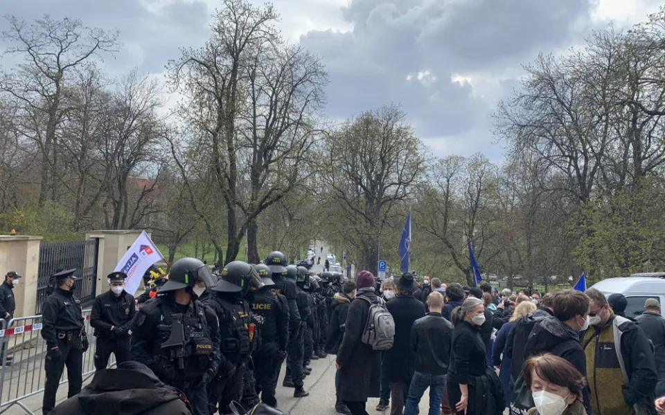 Před ruskou ambasádou demonstrovala stovka lidí. Provolávali Rusku hanbu