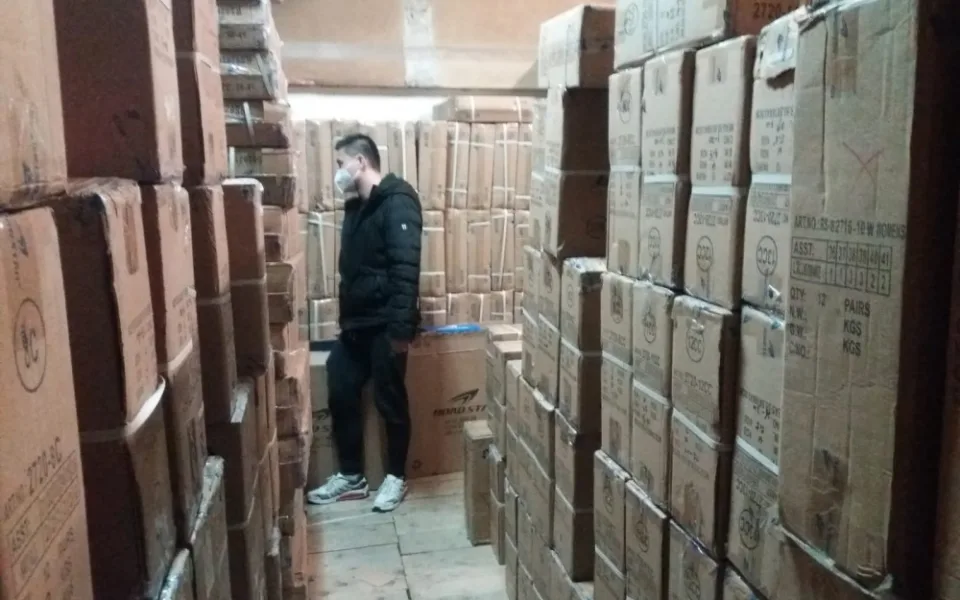 V Sapě aktuálně probíhá rozsáhlý zásah. Celníci objevily sklady plné padělků
