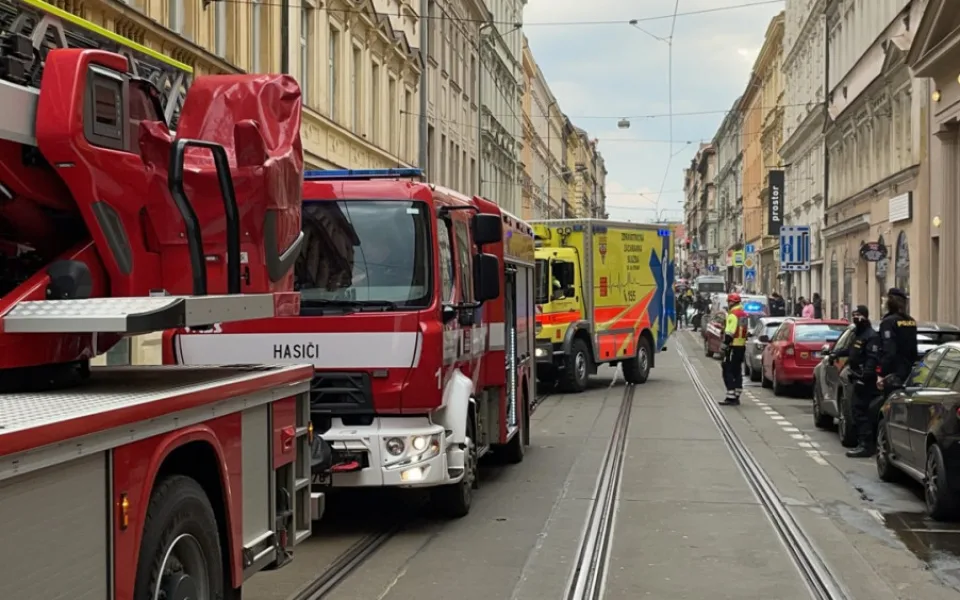 Požár bytu v Praze přerušil dopravu. Hasiči zachránili čtyři lidi a jednoho psa