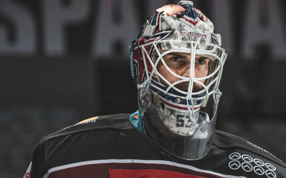 Sparta má o brankářích jasno. Salák v Praze pokračuje, Machovský míří do KHL