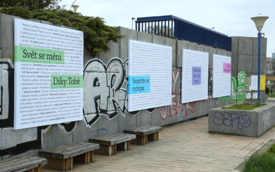 Výstava Básně z dálnice je výběrem sloganů z billboardů u českých dálnic