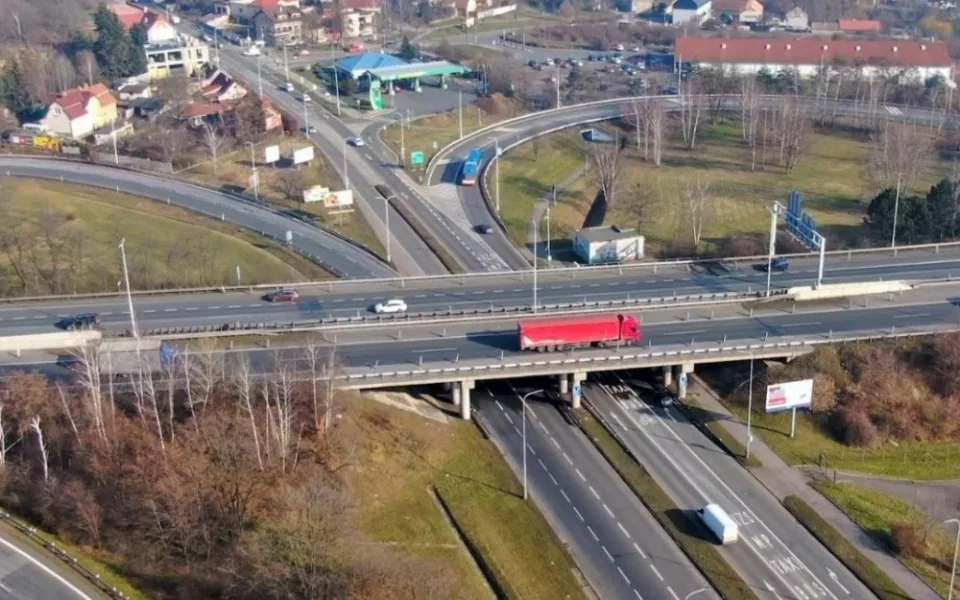 Řidiči pozor. Demolice mostu v Praze o víkendu přeruší dopravu