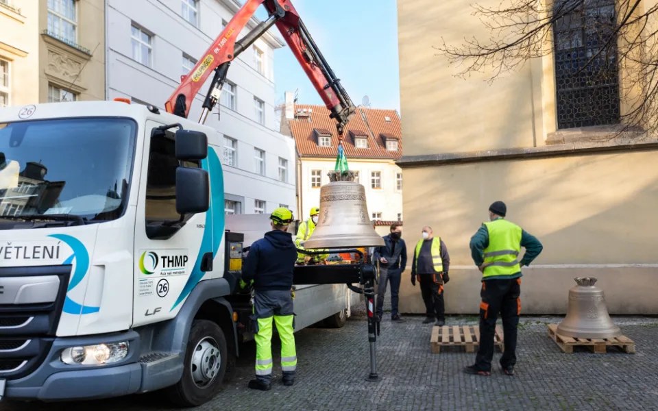 Po 105 letech jsou v kostele sv. Haštala opět všechny zvony. Haštal i František už jsou na svém místě