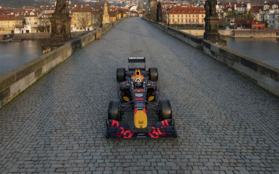 Formule při natáčení zaneřádila místa v Praze. Vojenská policie dělala kompars zdarma